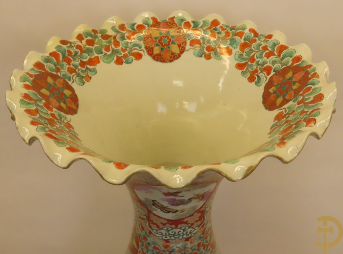 Japanse porseleinen waaiervaas met decor van geisha en krijger, bovenaan met florale motieven