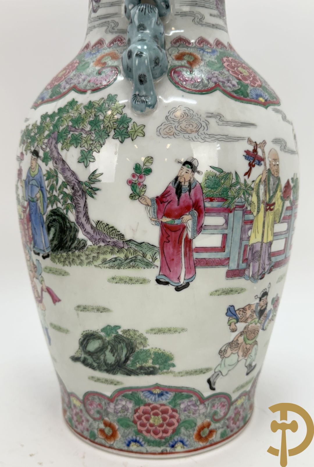 Paar Chinese porseleinen vazen met geanimeerd tafereel