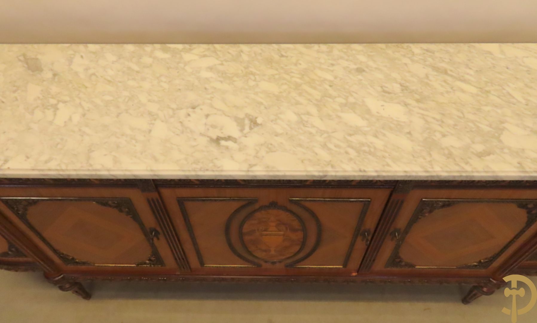 Notelaren eetkamer Louis XVI stijl bestaande uit vijfdeursdressoir met bloemenmarquetterie, bronsbeslag en wit marmeren blad, ovale uittrekbare tafel, 6 stoelen met leder bekleed en gegalbeerde vitrine met geslepen ruitjes