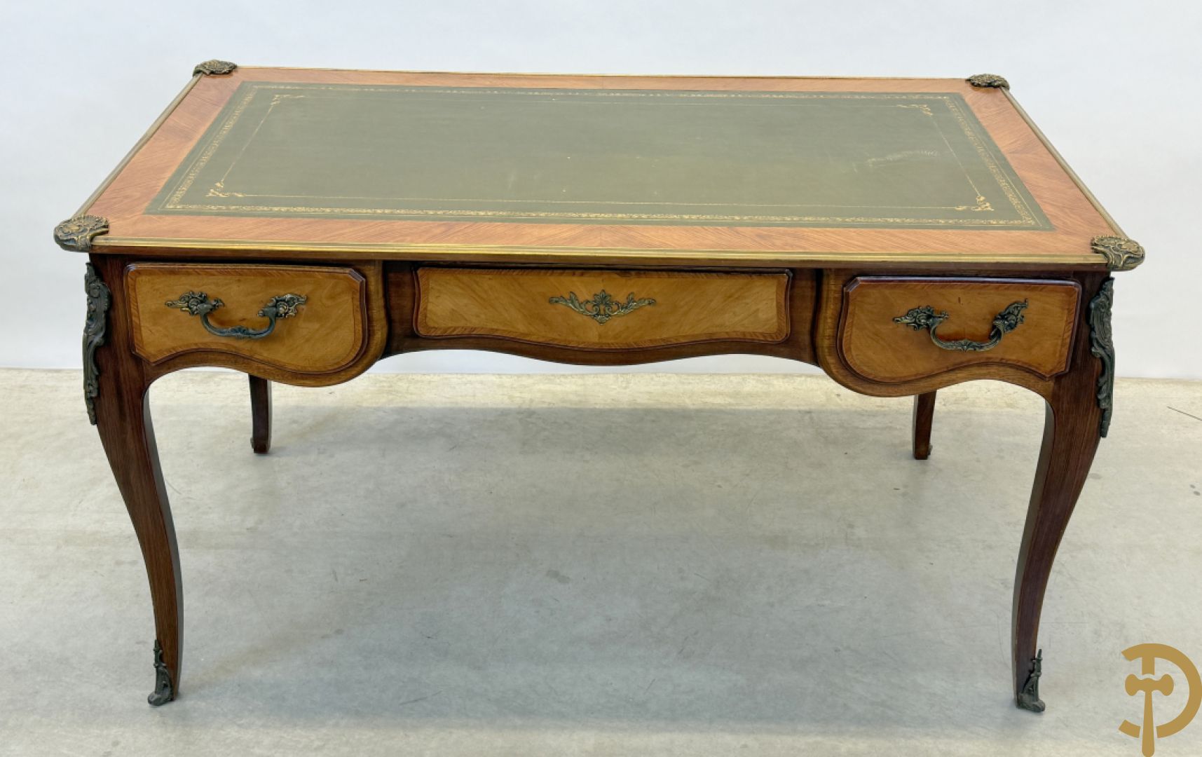 Notelaren Louis XV bureau met lederen blad, 3 lades  en bronsbeslag op voluutvormige poten