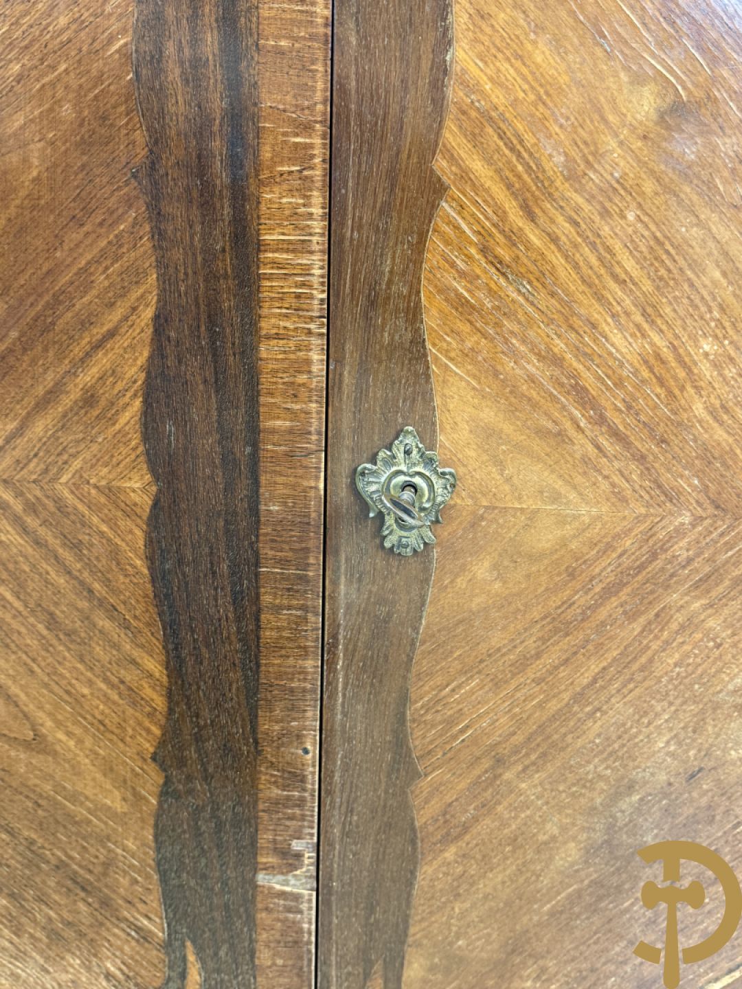 Notelaren driedeursdressoir met marmeren blad  bronzen sabots op de poten