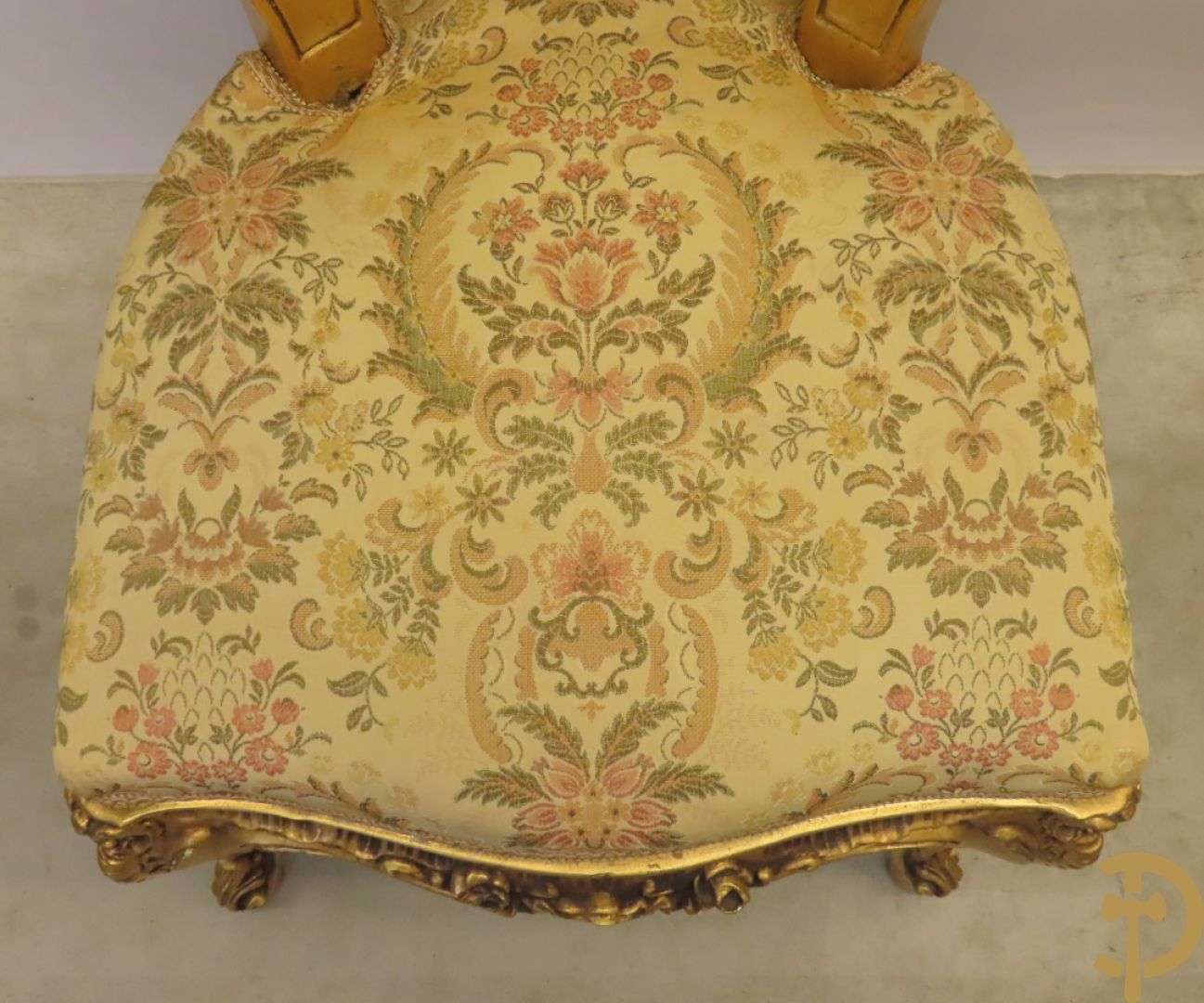 Uitzonderlijke vergulde Louis XV eetkamer bestaande uit vijfdeursdressoir met voluutvormige accanthusranken en rocailles, beschilderd met bloemenmotieven en centraal tafererel met hoornen des overvloeds + bijhorende spiegel vergulde tafel op voluutvormige poten met zes bijhorende stoelen + vitrine met accanthusranken en centrale deur, op voluutvormige poten