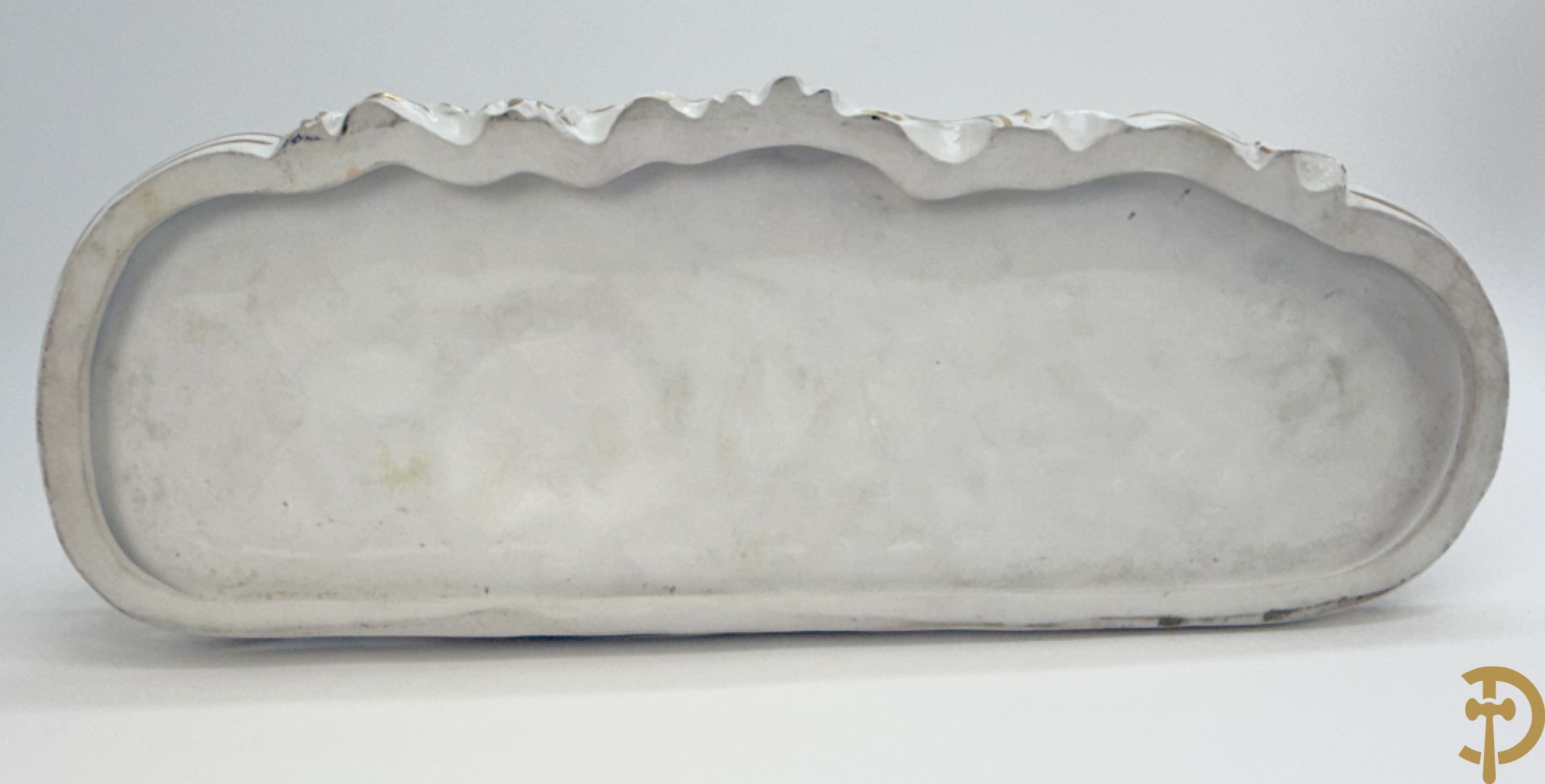 Porseleinen meerkleurige groep met koets, edeldame, lakei, ruiter en 2 paarden