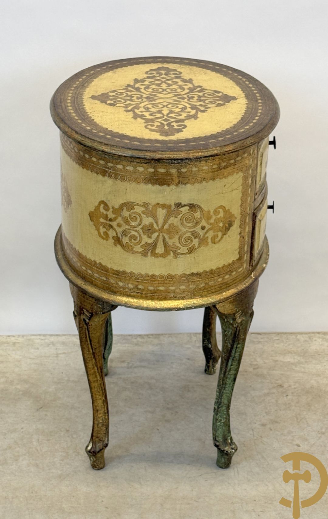 Ovaal Italiaans bijzettkastje