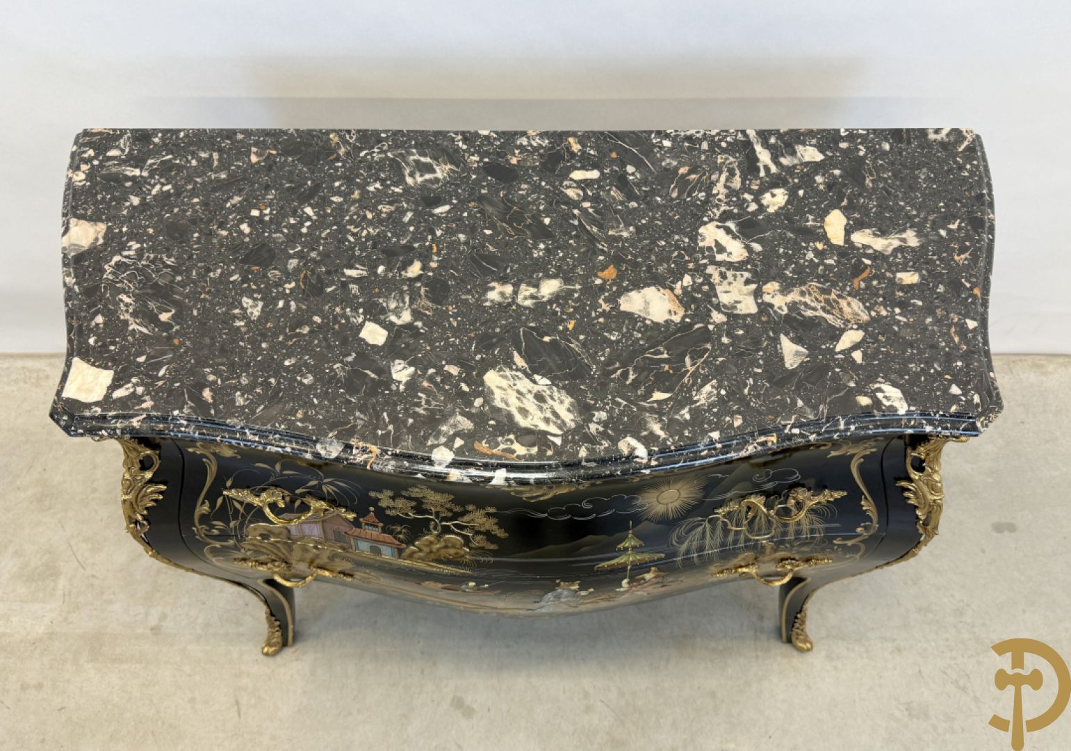 Zwartgelakte gebuikte tweeladencommode met Chinoiserie decor en marmeren blad