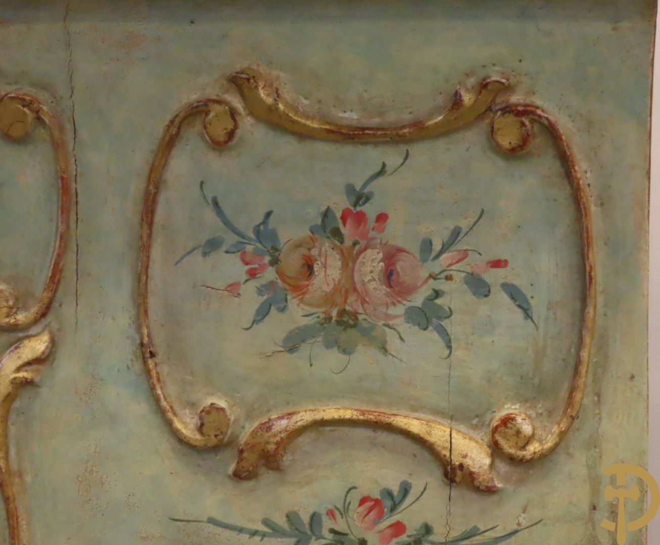 Paar gegalbeerde en gemonochromeerde bijzetkastjes met 2 lades en beschilderd bloemendecor op voluutvormige poten