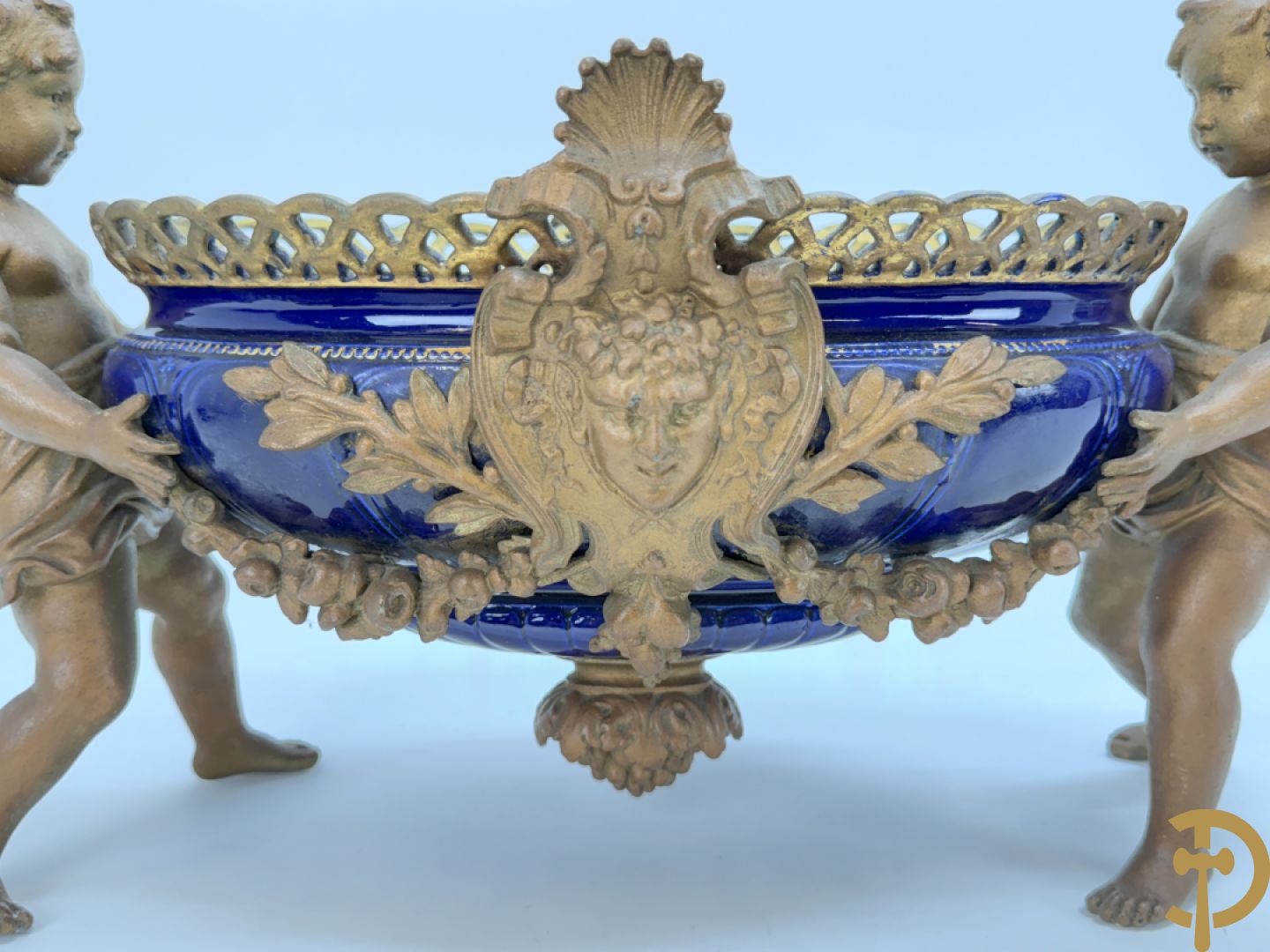 Blauwe coupe gehouden door paar zamak cupido