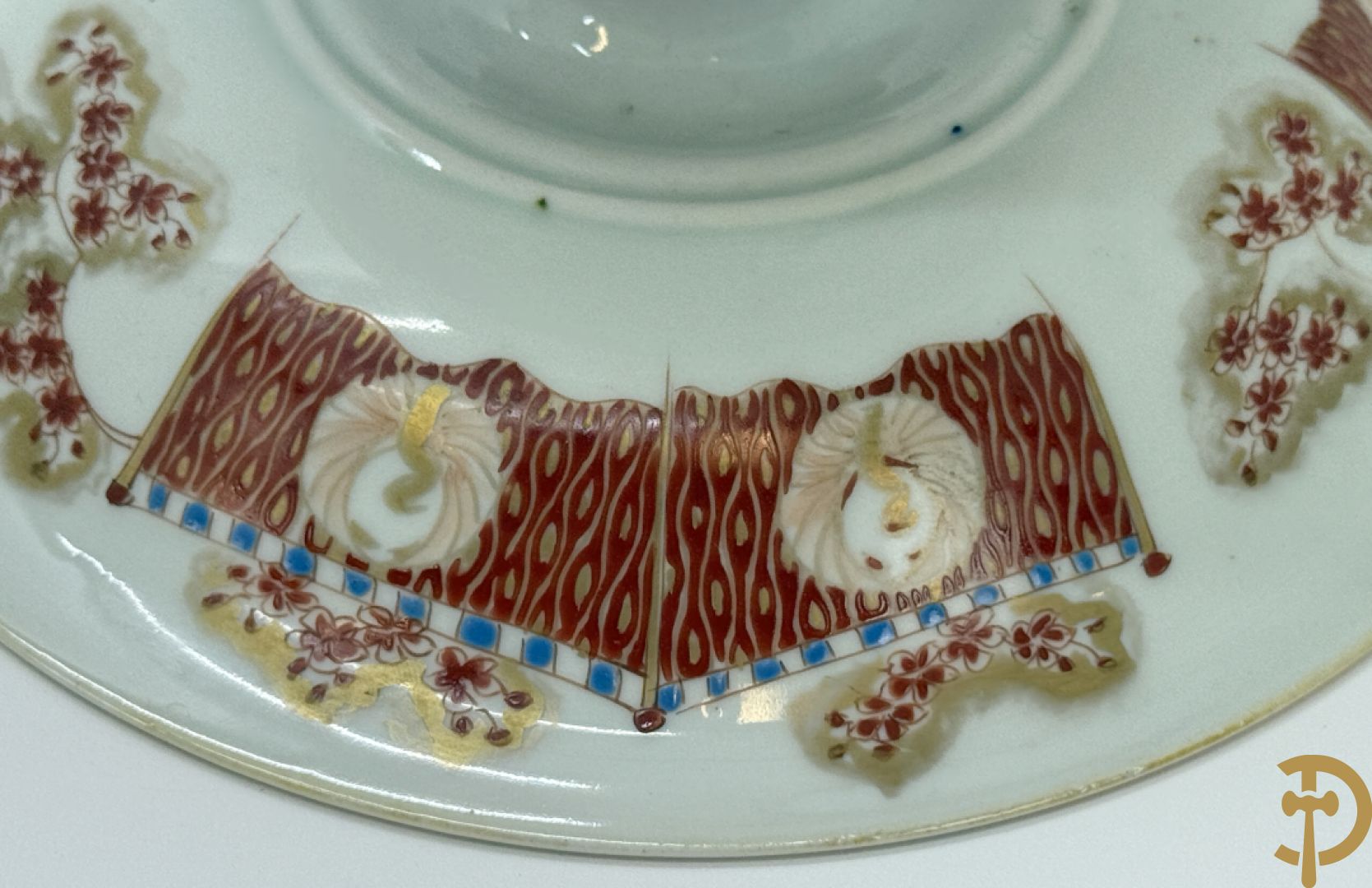 Paar Japanse meerkleurige porseleinen schalen met krijgerdecor op voet