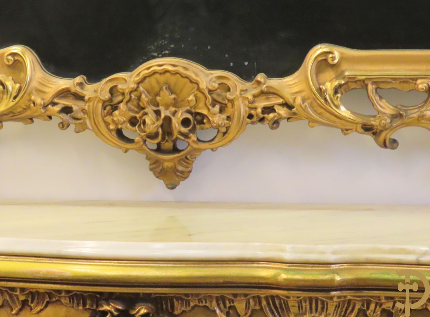 Uitzonderlijke vergulde Louis XV eetkamer bestaande uit vijfdeursdressoir met voluutvormige accanthusranken en rocailles, beschilderd met bloemenmotieven en centraal tafererel met hoornen des overvloeds + bijhorende spiegel vergulde tafel op voluutvormige poten met zes bijhorende stoelen + vitrine met accanthusranken en centrale deur, op voluutvormige poten