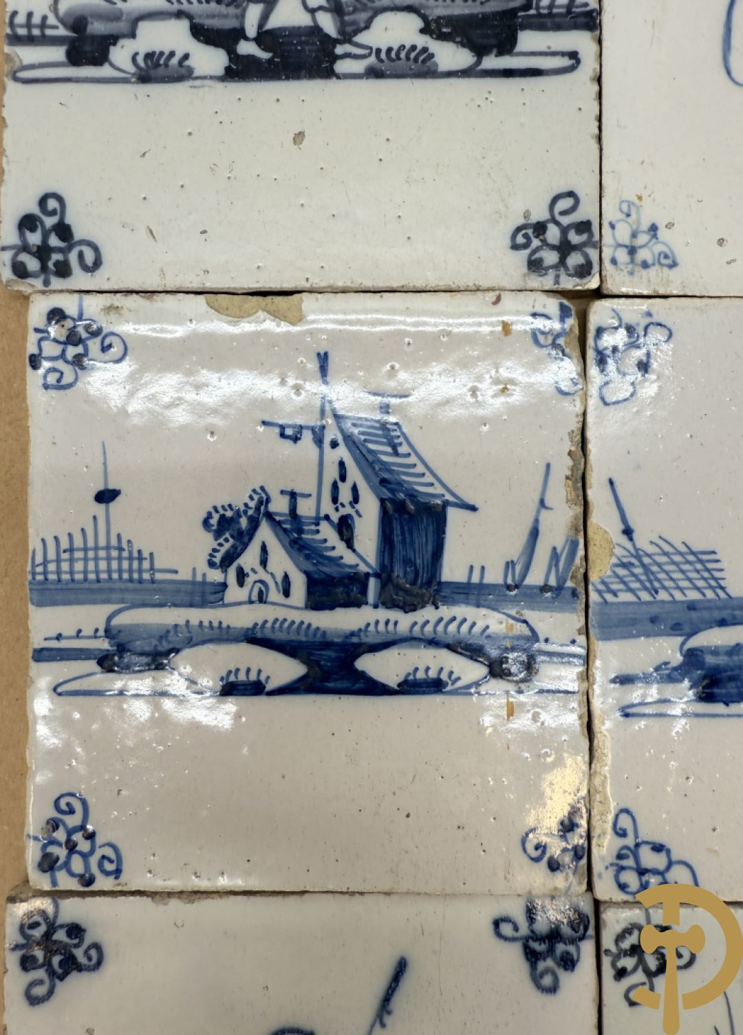 Negen Delftse tegeltjes met geanimeerd decor (6 stuks) en landschappen (3 stuks)