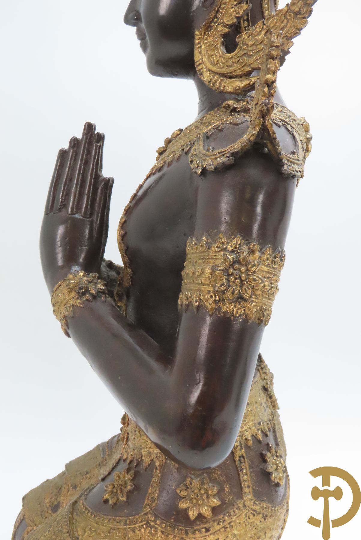 Bronzen geknielde zittende boedhistische figuur met vergulde ornamenten