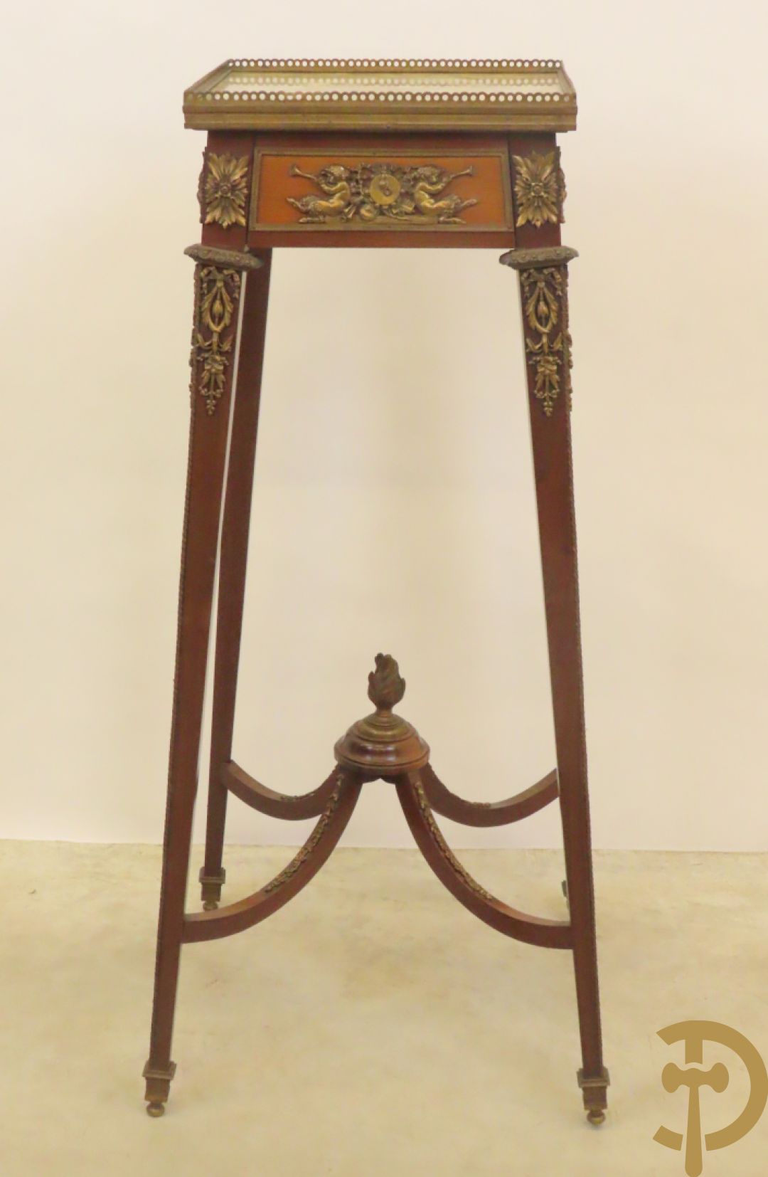 Notelaren staander bezet met bronsbeslag van musicerende cupido