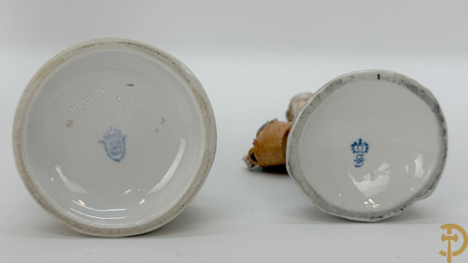 Vijf porseleinen lieftallige figuren, Unterweisbach en Sax + 2 porseleinen consooltjes met rocailles