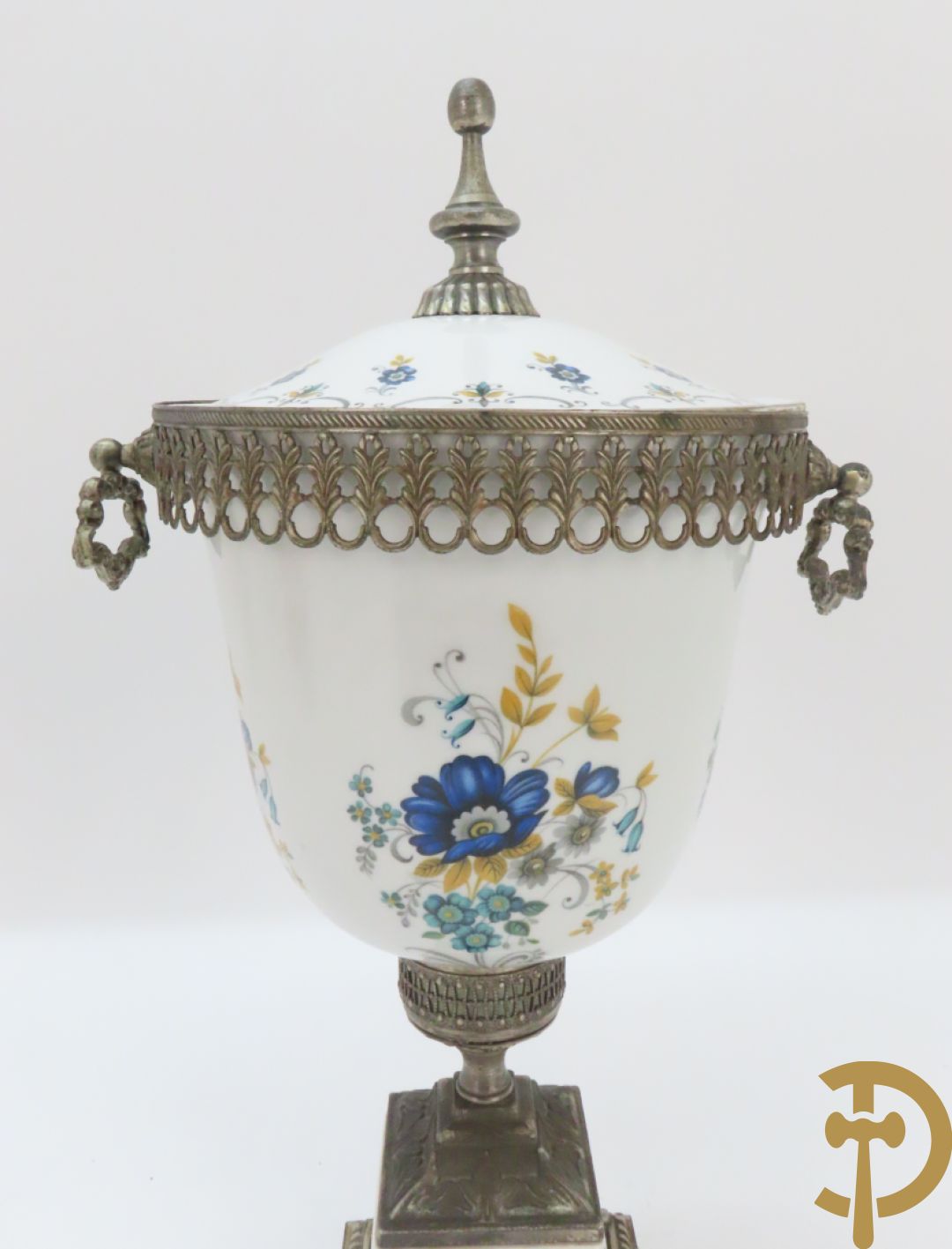 Twee porseleinen Stijl Sèvres cassolettes + dekselpotiche met bloemendecor + vijfarmige kandelaar Sèvres stijl, ACF