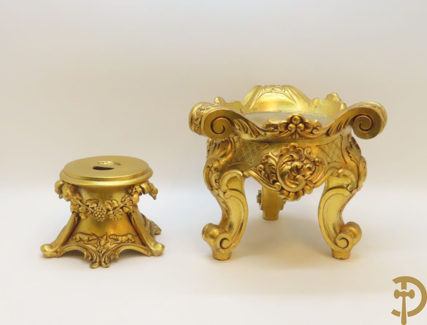 Twee vergulde sokkels met accanthusranken
