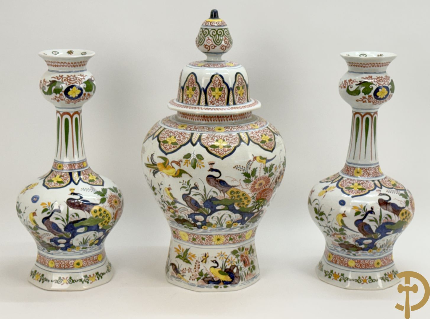 Driestel in polychrome faience met decor van vogels en bloemen bestaande uit dekselpotiche geflankeerd door 2 knobbelvazen, Boch 104/5
