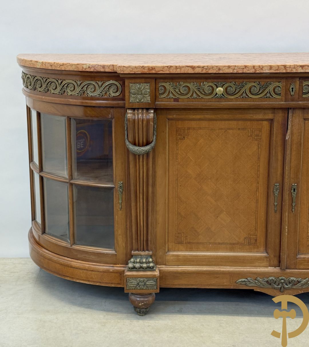 Art deco Decoene vierdeursdressoir in notelaar fineer met gebogen beglaasde deuren opzij en bezet met bronzen ornamenten - bovenaan met marmeren blad