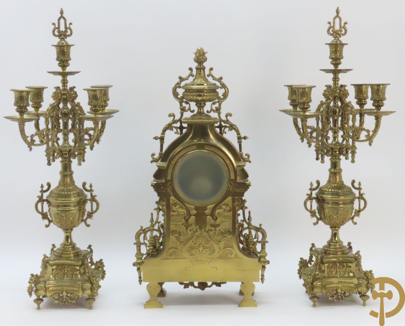 Driedelige koperen Neo Renaissance garnituur bestaande uit klok met amfoor bovenaan en Neo Renaissance motieven, Richond 11 Bd Mont Martre getekend - geflankeerd door paar vijfarmige kandelaars