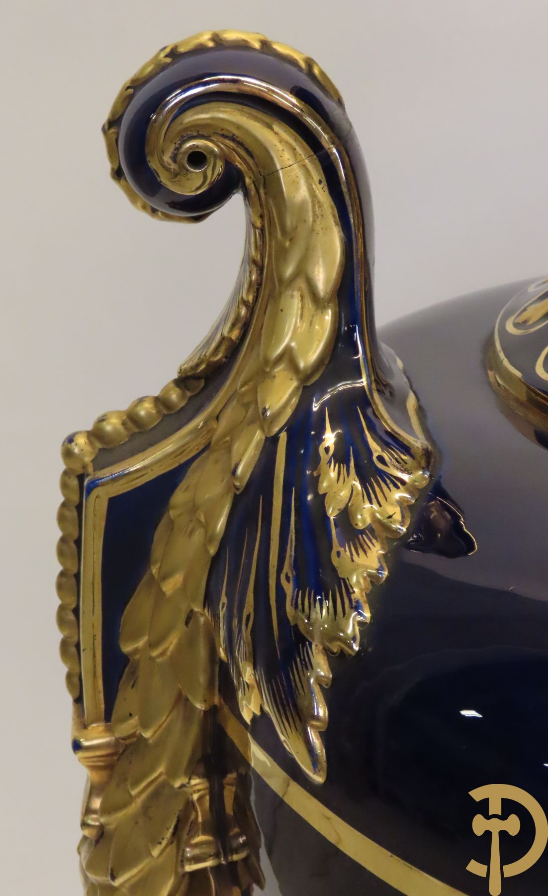 Grote kobaltblauwe porseleinen siervaas met deksel en accanthusranken opzij