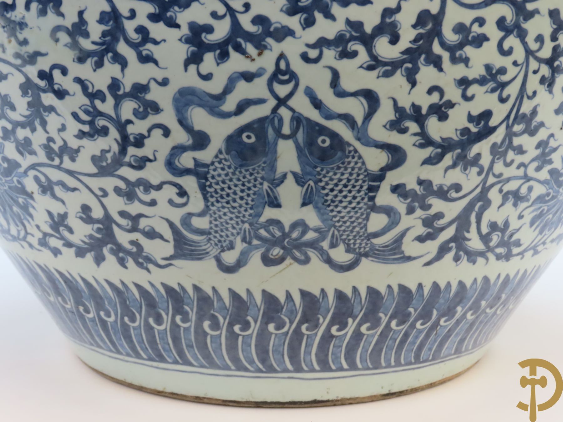 Chinese porseleinen blauw - witte viskom of grote cachepot met lotusslingers, Qian Long 19e