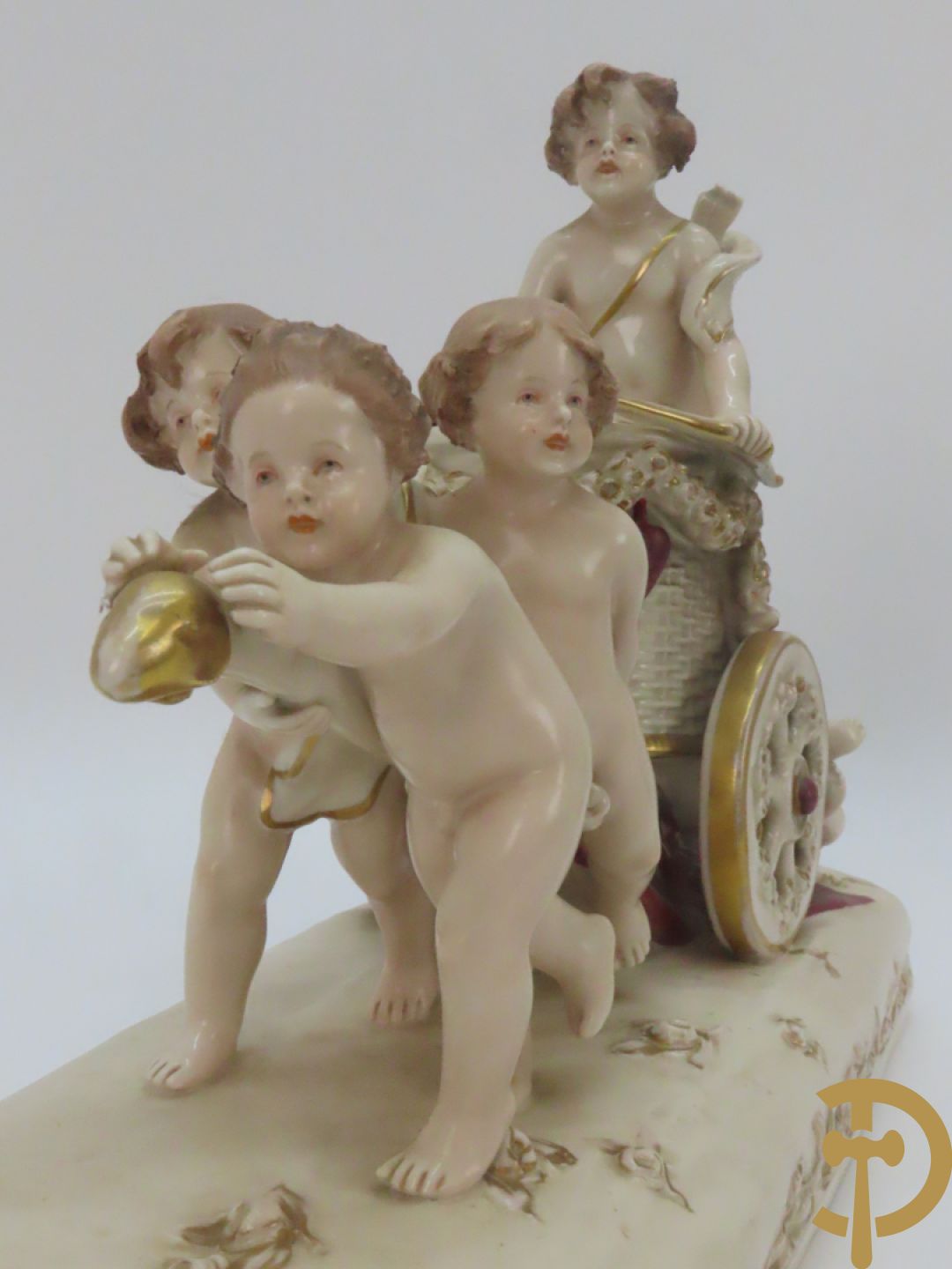 Koets in Royal Dux getrokken door cupido