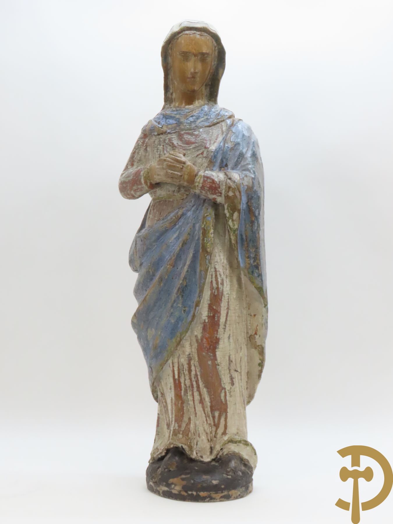 Europese houtsculptuur van staande Madonna met polychromieresten, 18e