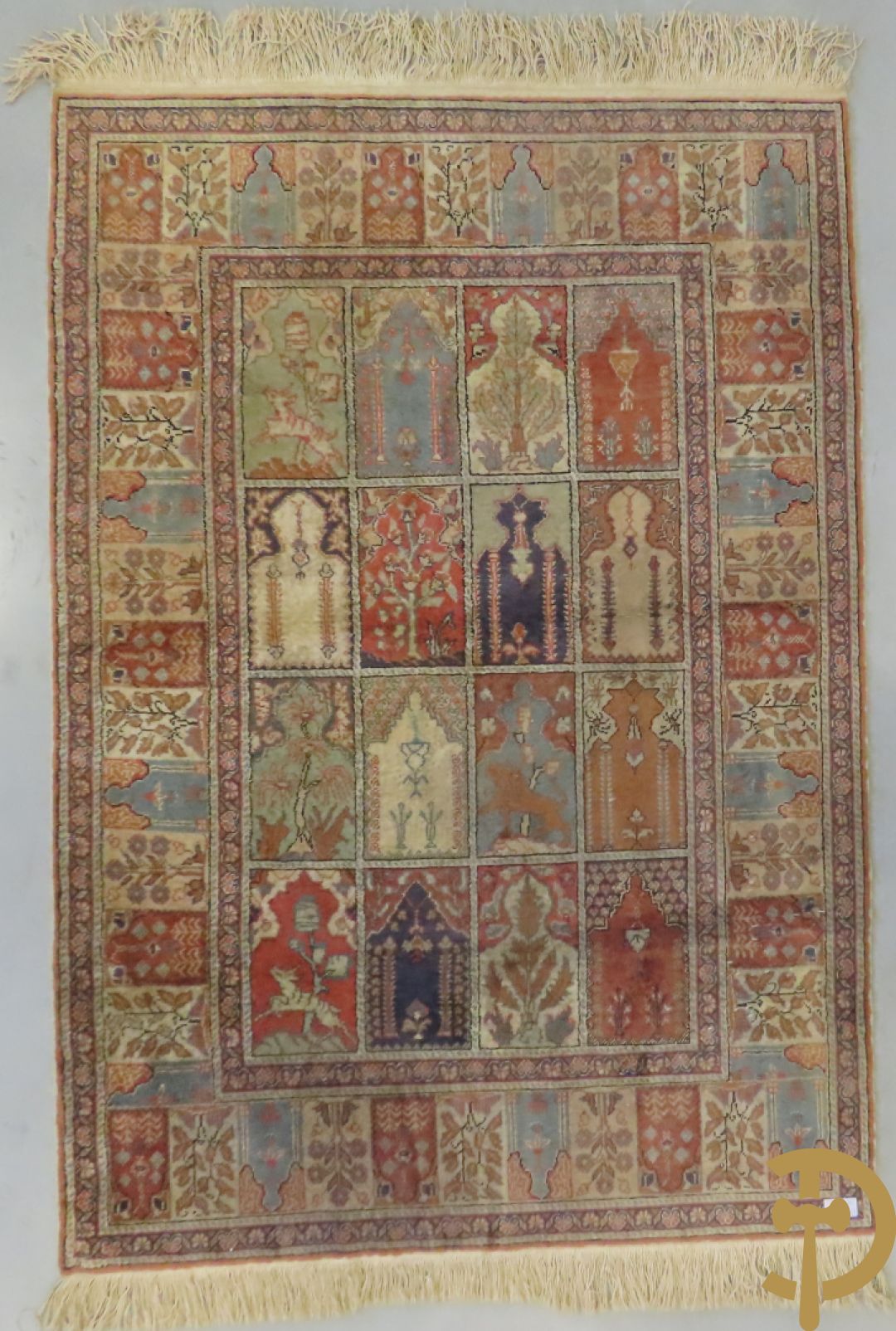 Oosters handgeknoopt tapijt met ruitvormige patronen met planten en dierenmotieven