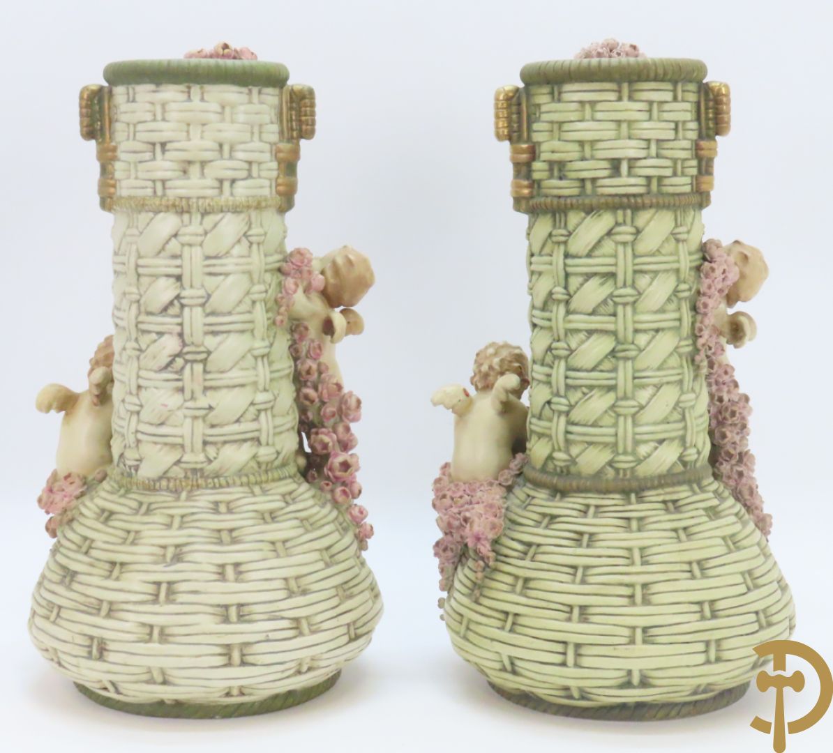 Paar meerkleurige faience vazen,  Austria gemerkt, met cupido