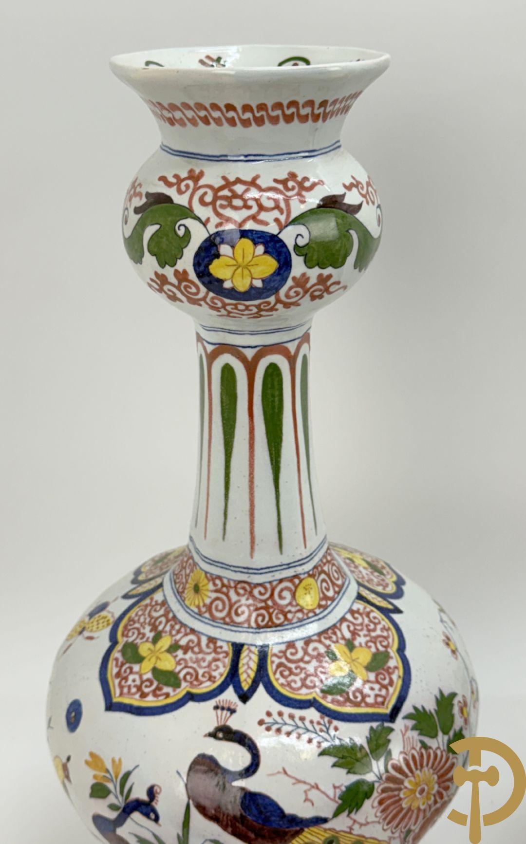 Driestel in polychrome faience met decor van vogels en bloemen bestaande uit dekselpotiche geflankeerd door 2 knobbelvazen, Boch 104/5