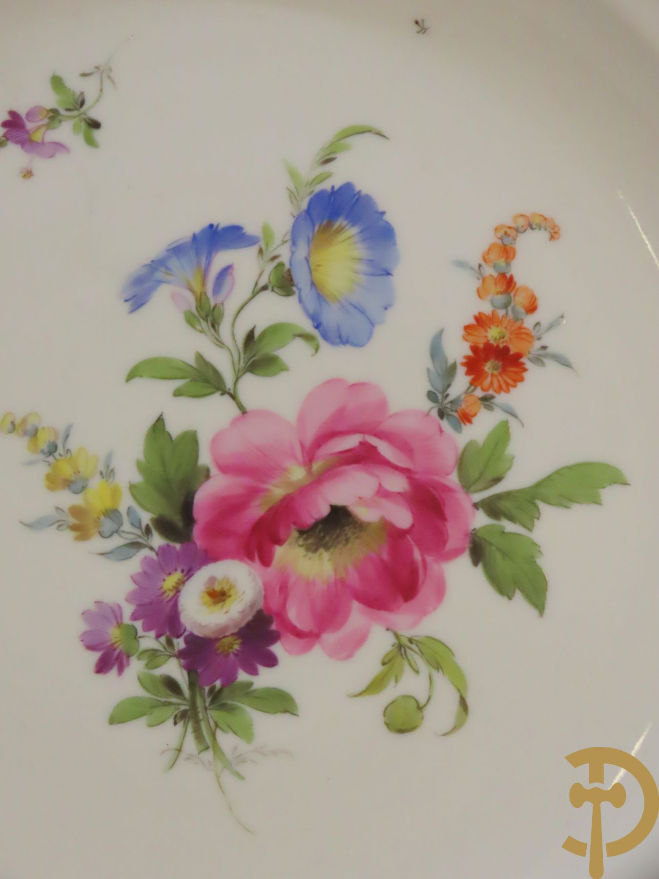 Zes porseleinen borden onder gemerkt met zwaarden / Meissen : 1 bord met stadstafereel, 1 verlucht bord met drakendecor, 1 bord met vogeldecor, 1 met bloemen en 2 met bloemendecor omgeven door vergulde rand