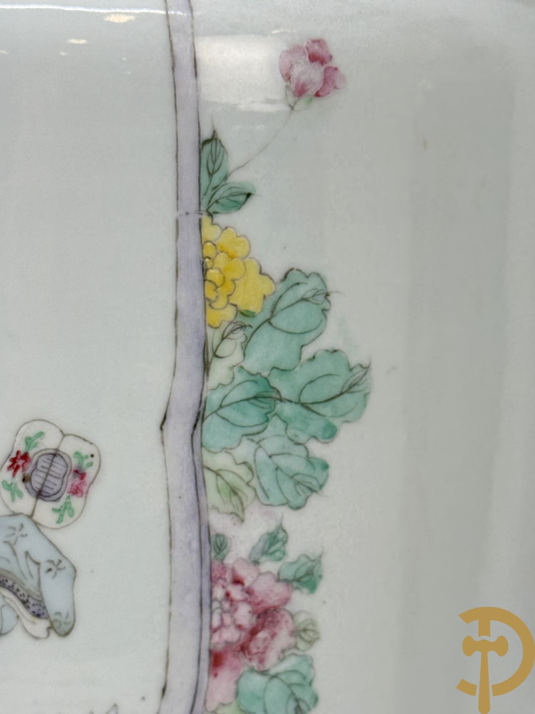 Paar Chinese porseleinen vazen met decor van dames in landschap