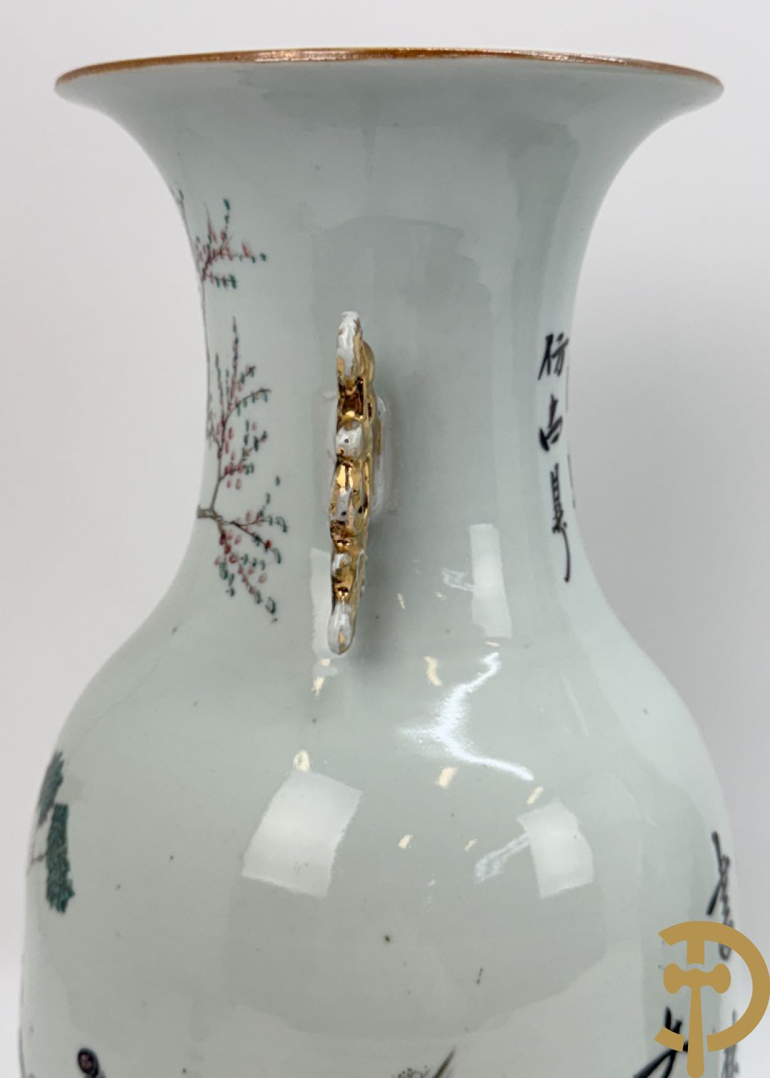 Paar Chinese porseleinen vazen met geisha decor en dames in landschap