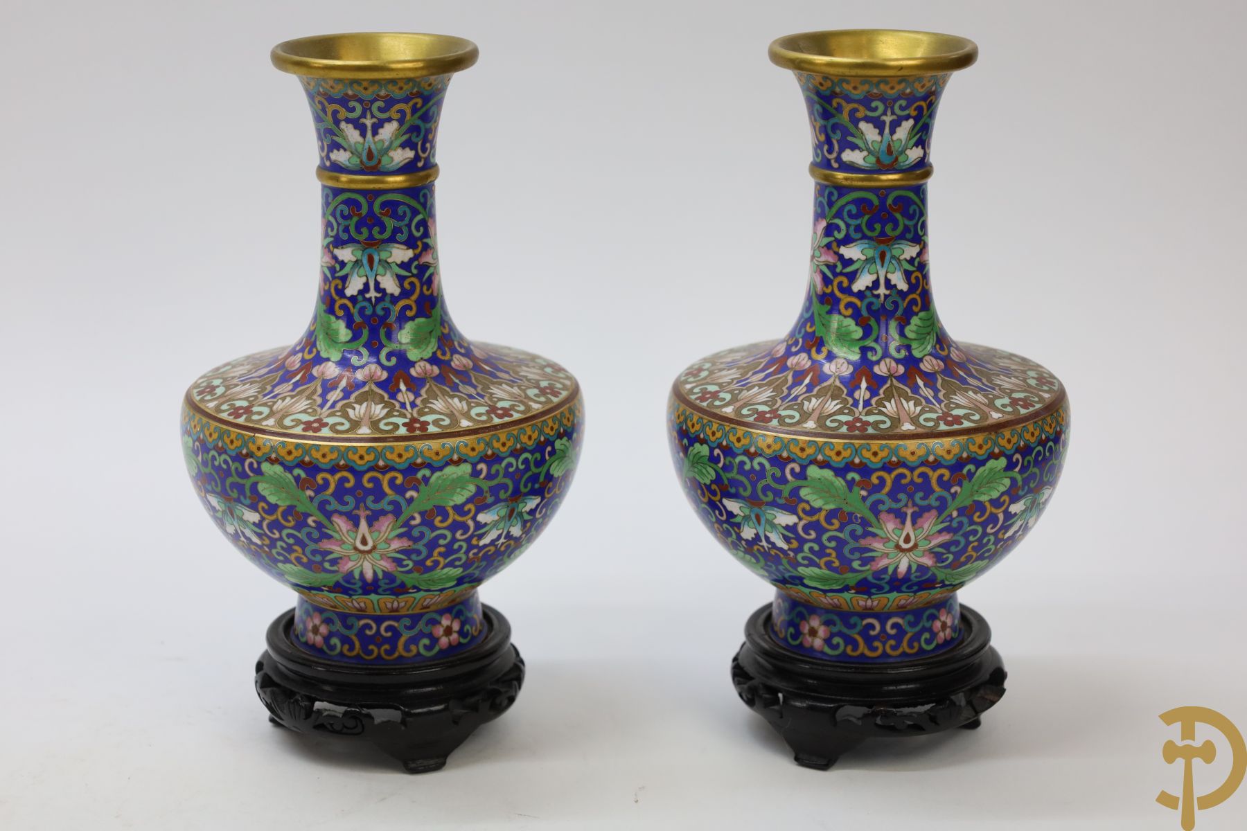 Paar cloisonÃ© dekselpotiches met bloemendecor - bovenaan bezet met fo hond - op gesculpteerde sokkels + paar cloisonÃ© ballustervazen met bloemdecor - op sokel