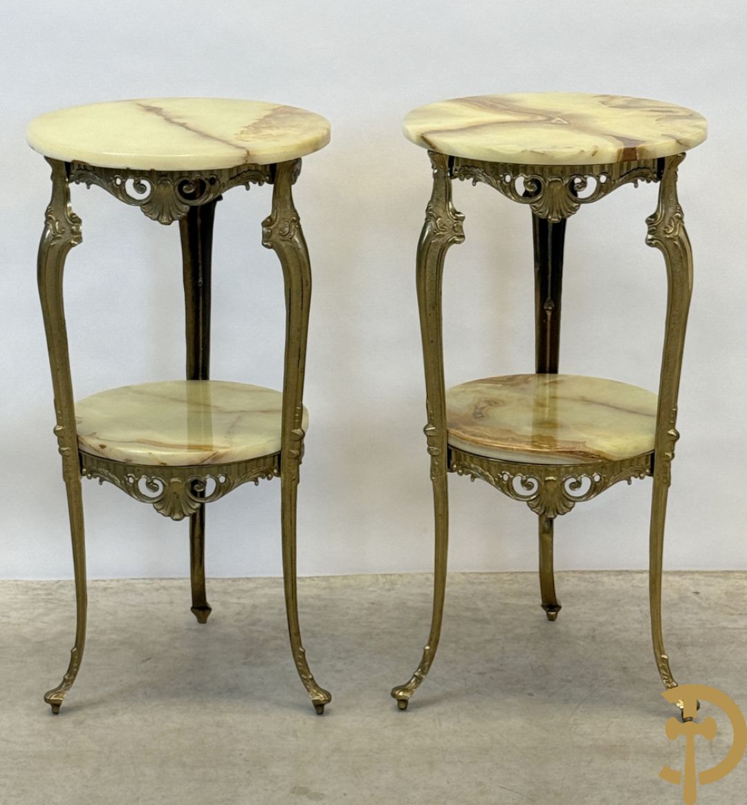Paar koperen sokkels met Louis XV motieven en 2 étages op drie voluutvormige poten - met onix marmeren blad