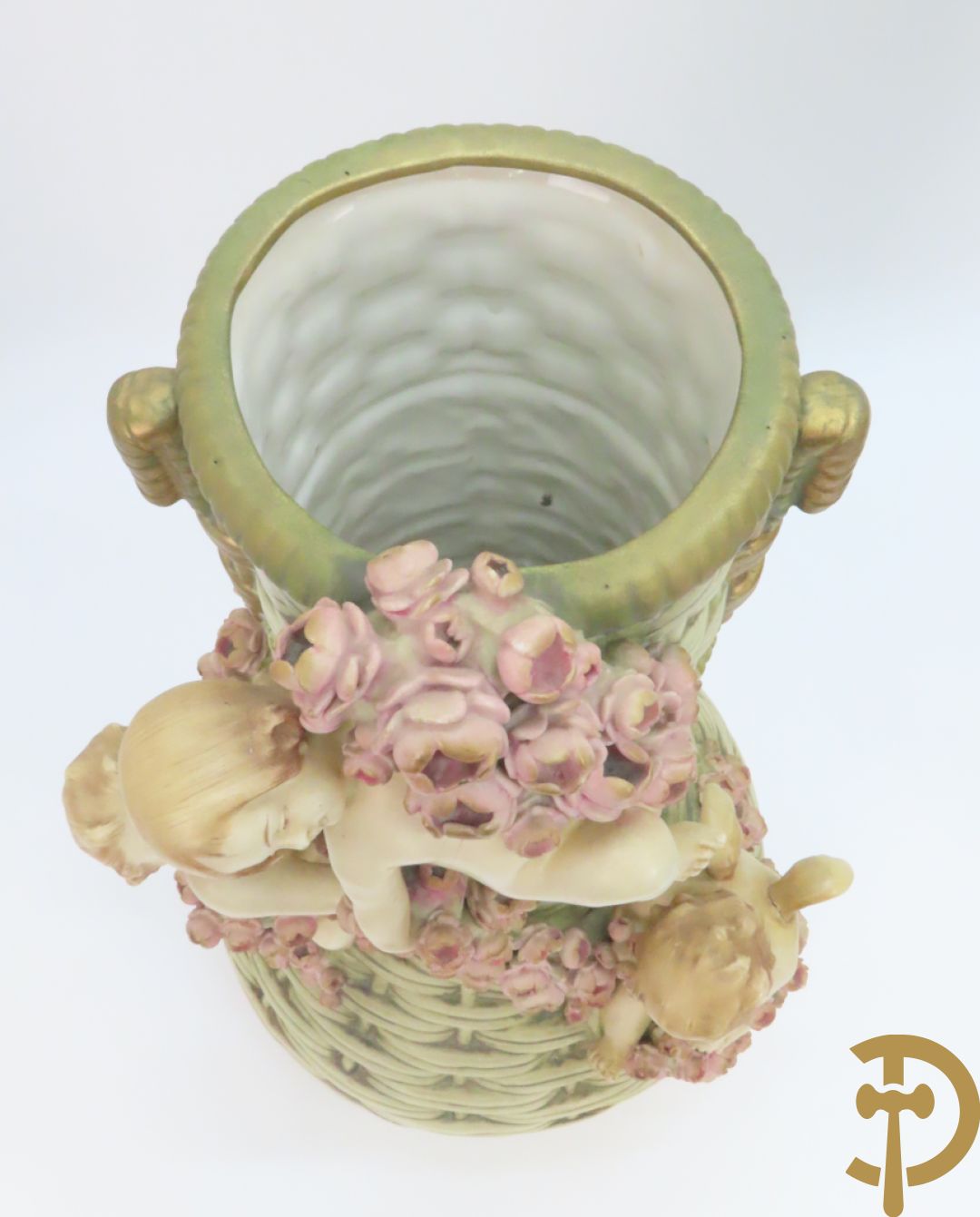 Paar meerkleurige faience vazen,  Austria gemerkt, met cupido