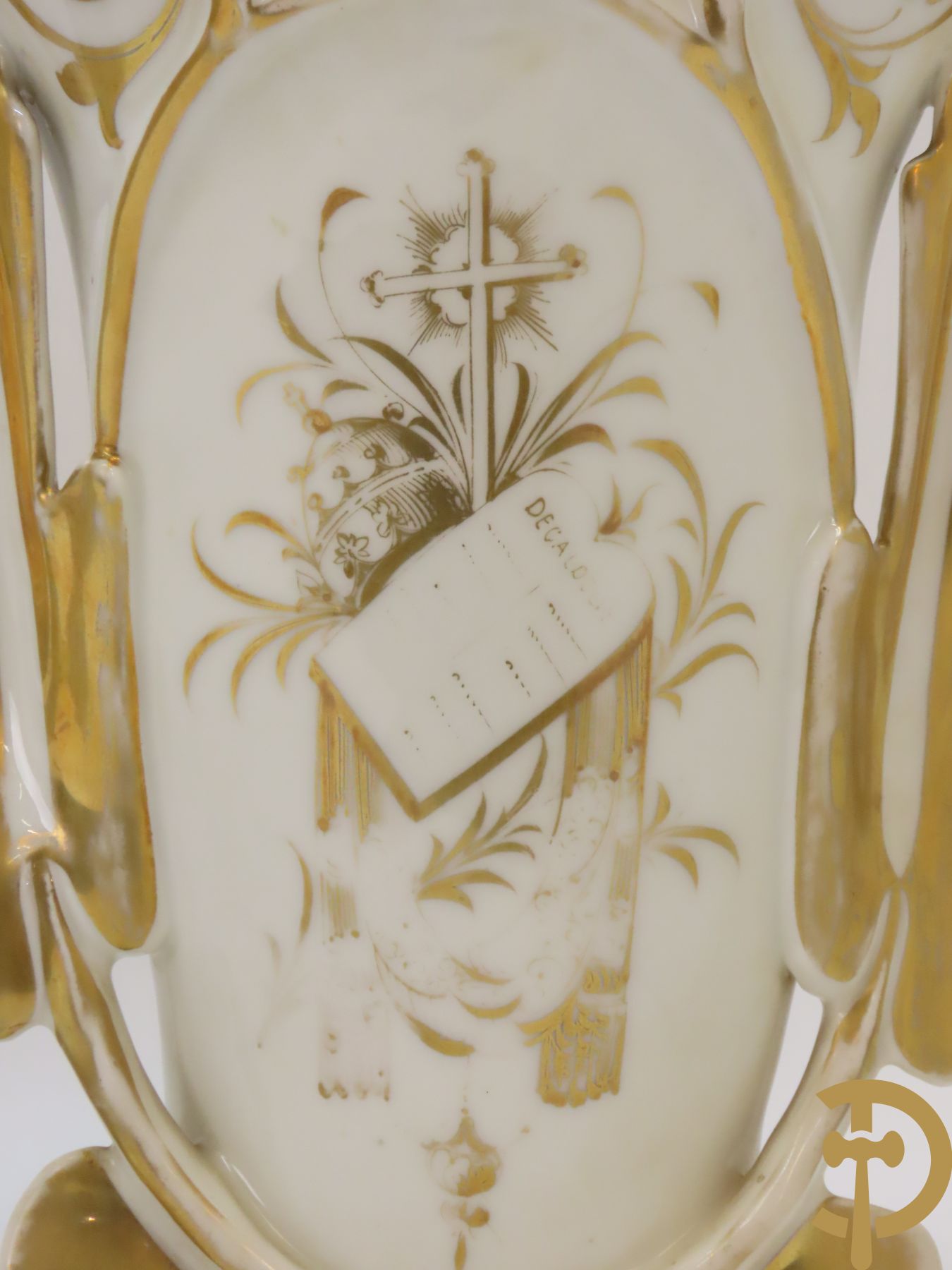 Porseleinen Vieux Paris vierarmige kandelaar met bloemen bezet + paar Vieux Bruxelles cornetvazen