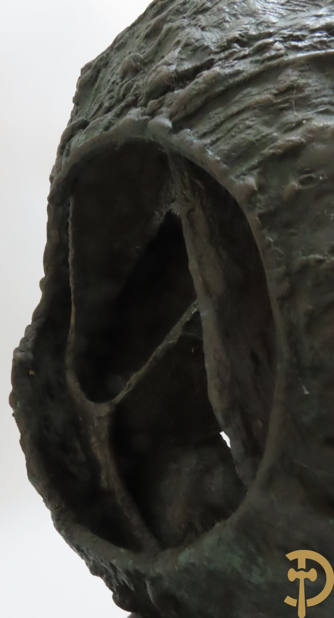 LAMPENS Mark getekend op arduinene sokkel - Kegelvormige bronssculptuur met grillig rolwerk