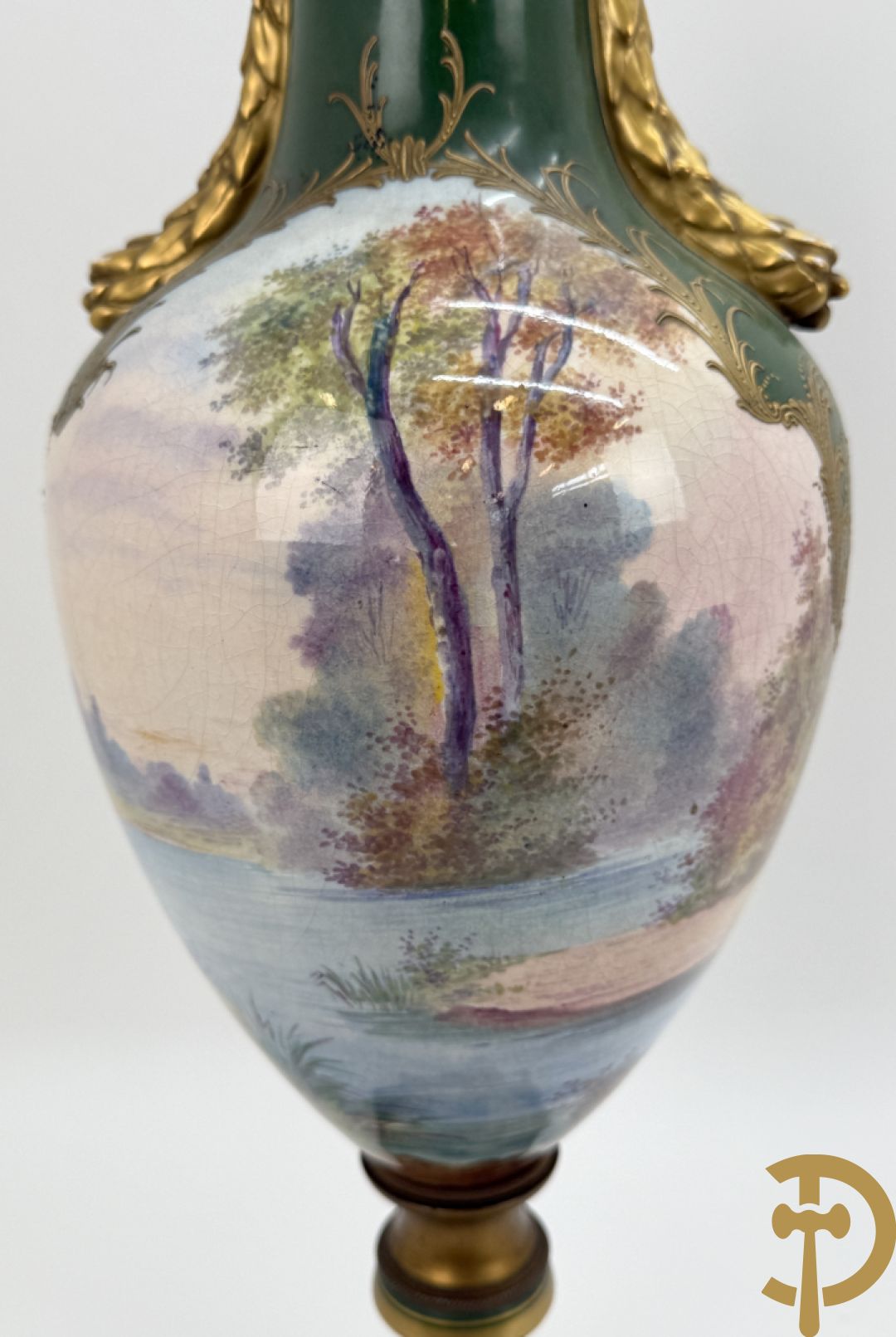 Porseleinen driedelige Sèvres cassolettes met decor van muciserende en dansende personages op groene fond, Aly getekend, gemerkt Sèvres