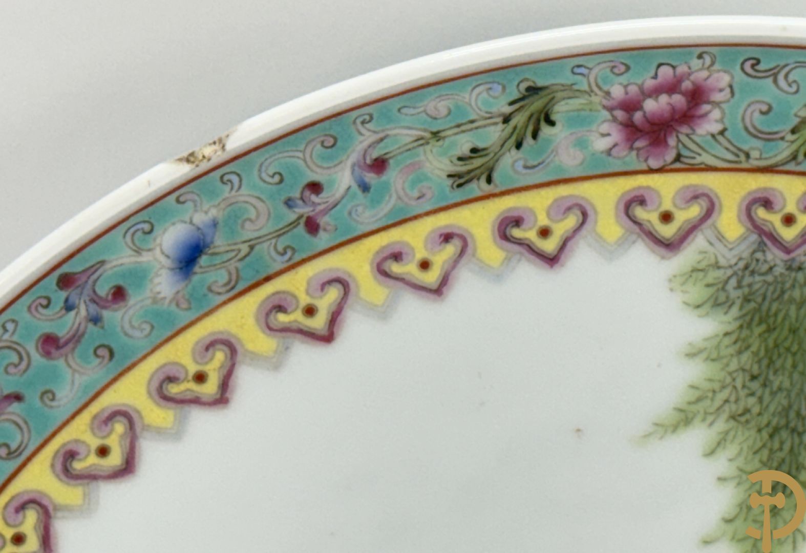 Paar porseleinen Chinese republieksbordjes met decor van dames in landschap