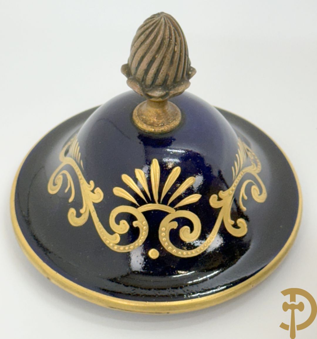 Paar porseleinen Sèvres cassolettes met handbeschilderd romantisch decor op blauwe fond, zijdelings met bronzen zwanen, Chateaux de Sceaux  gemerkt onderaan, Missant J. getekend