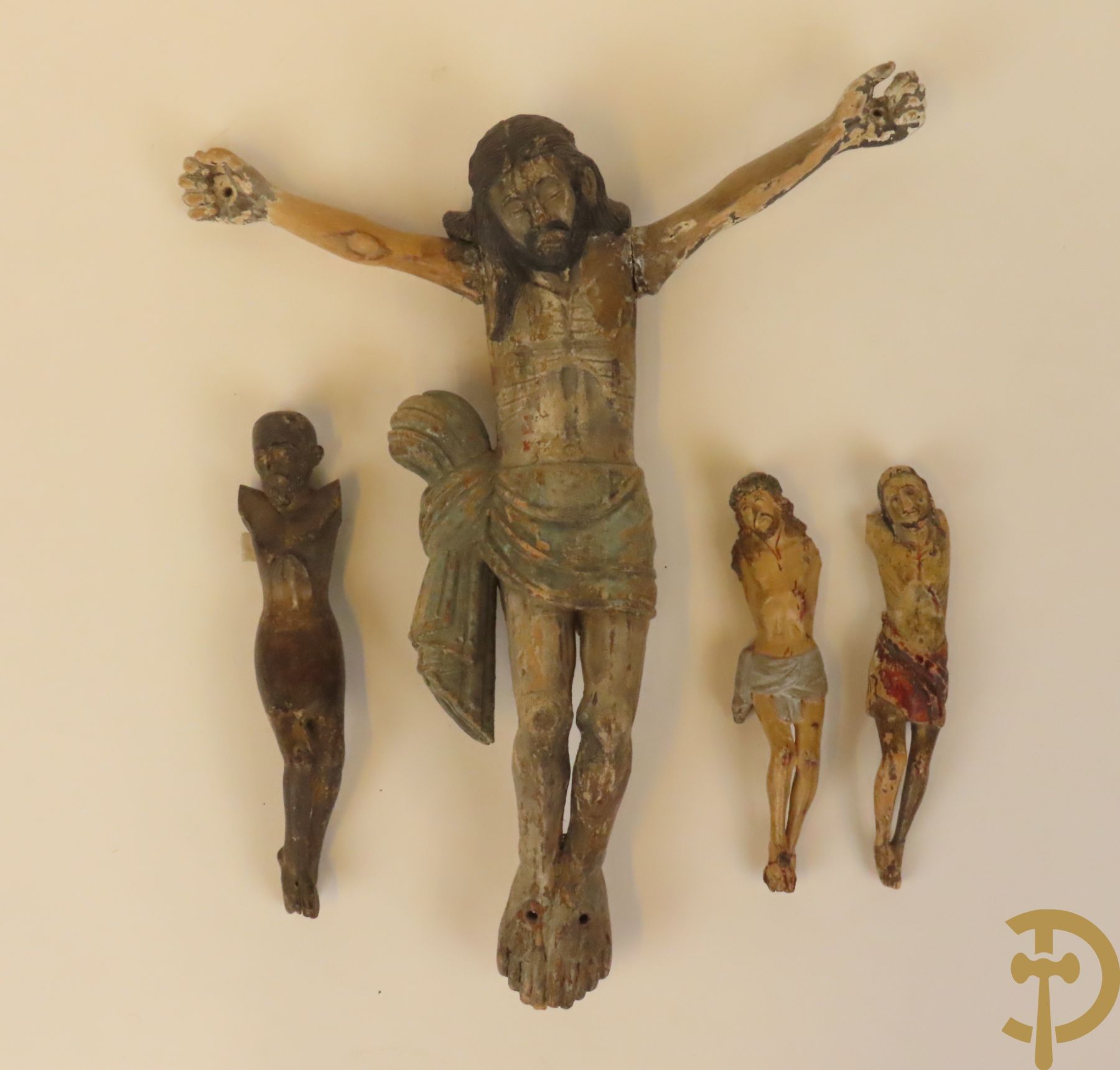 Vier houtgesculpteerde corpussen