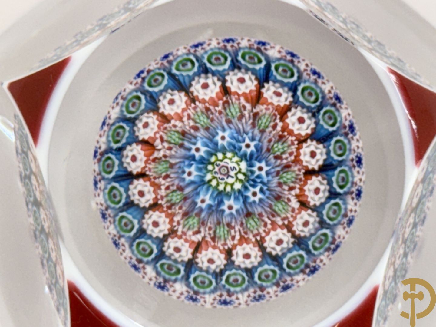 Saint Louis : Presse papier met mille fleurs decor, gedateerd 1969