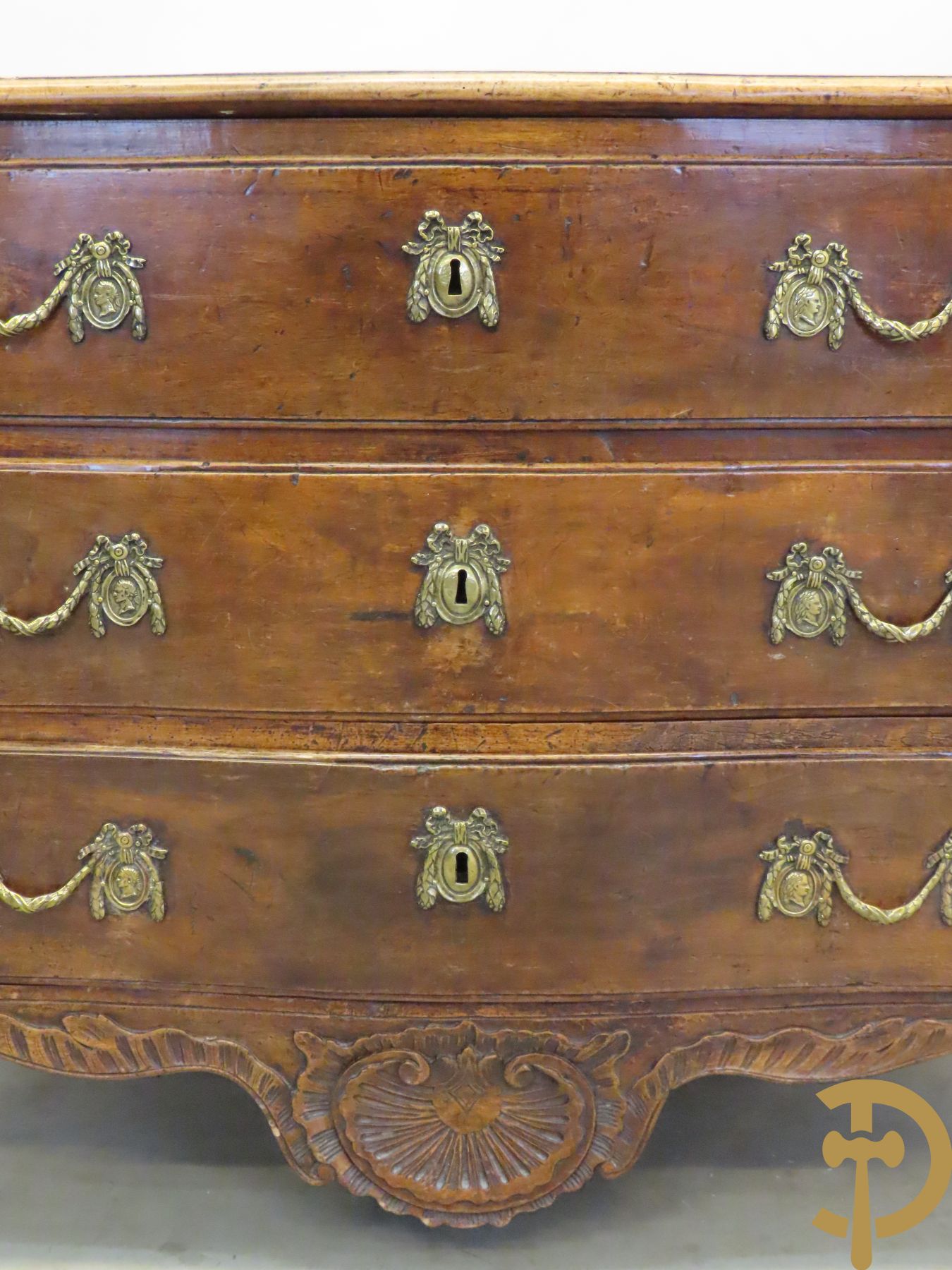 Notelaren orgelgebogen drieladencommode met afgeronde zijkanten, Louis XIV stijl