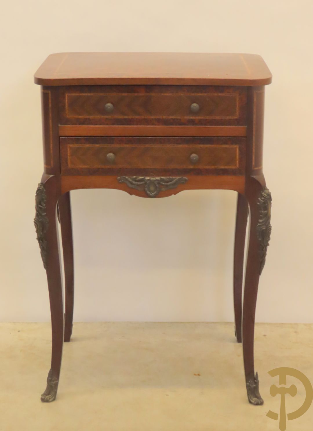 Wortelnotehouten opschikkast met 2 lades, openklapbaar blad met spiegeltje en voluutvormige poten met bronsbeslag