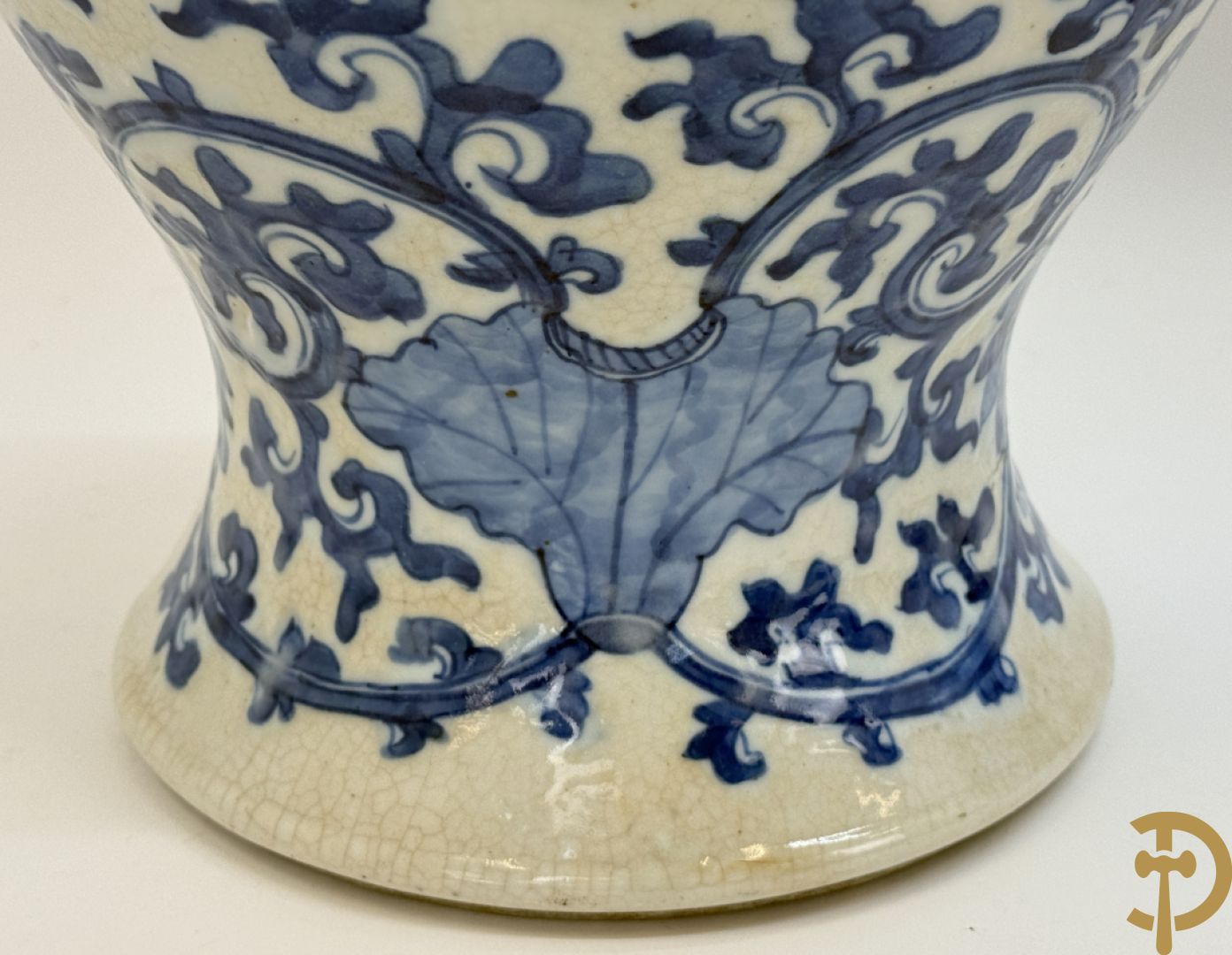 Paar Chinese dekselpotiches in blauw wit porselein met bloemendecor en accanthusranken