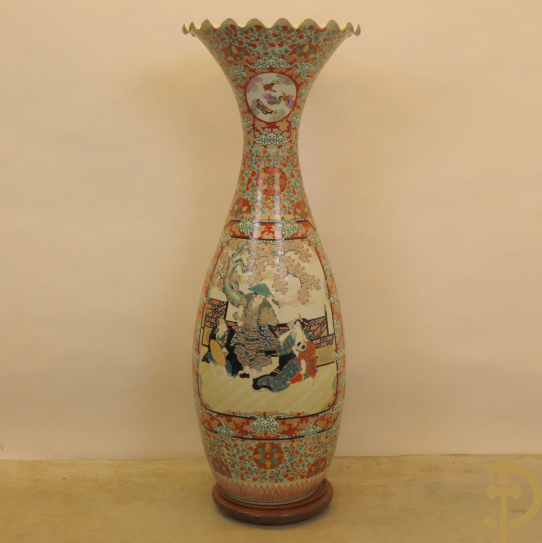 Japanse porseleinen waaiervaas met decor van geisha en krijger, bovenaan met florale motieven