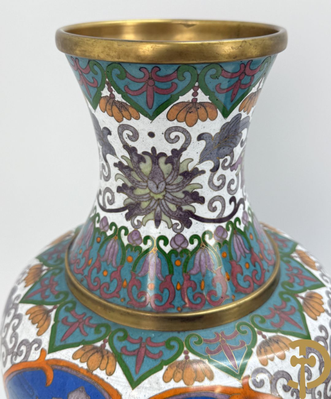 Paar cloisoné vazen met decor van vogels en bloemen op bijhorende zwarte sokkels