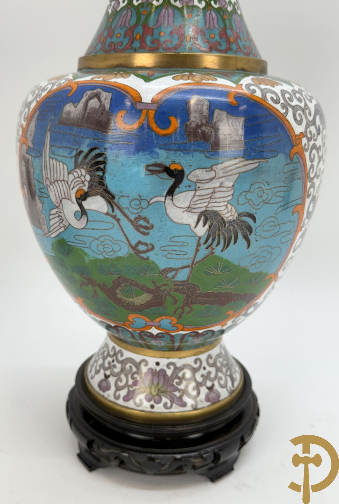 Paar cloisoné vazen met decor van vogels en bloemen op bijhorende zwarte sokkels