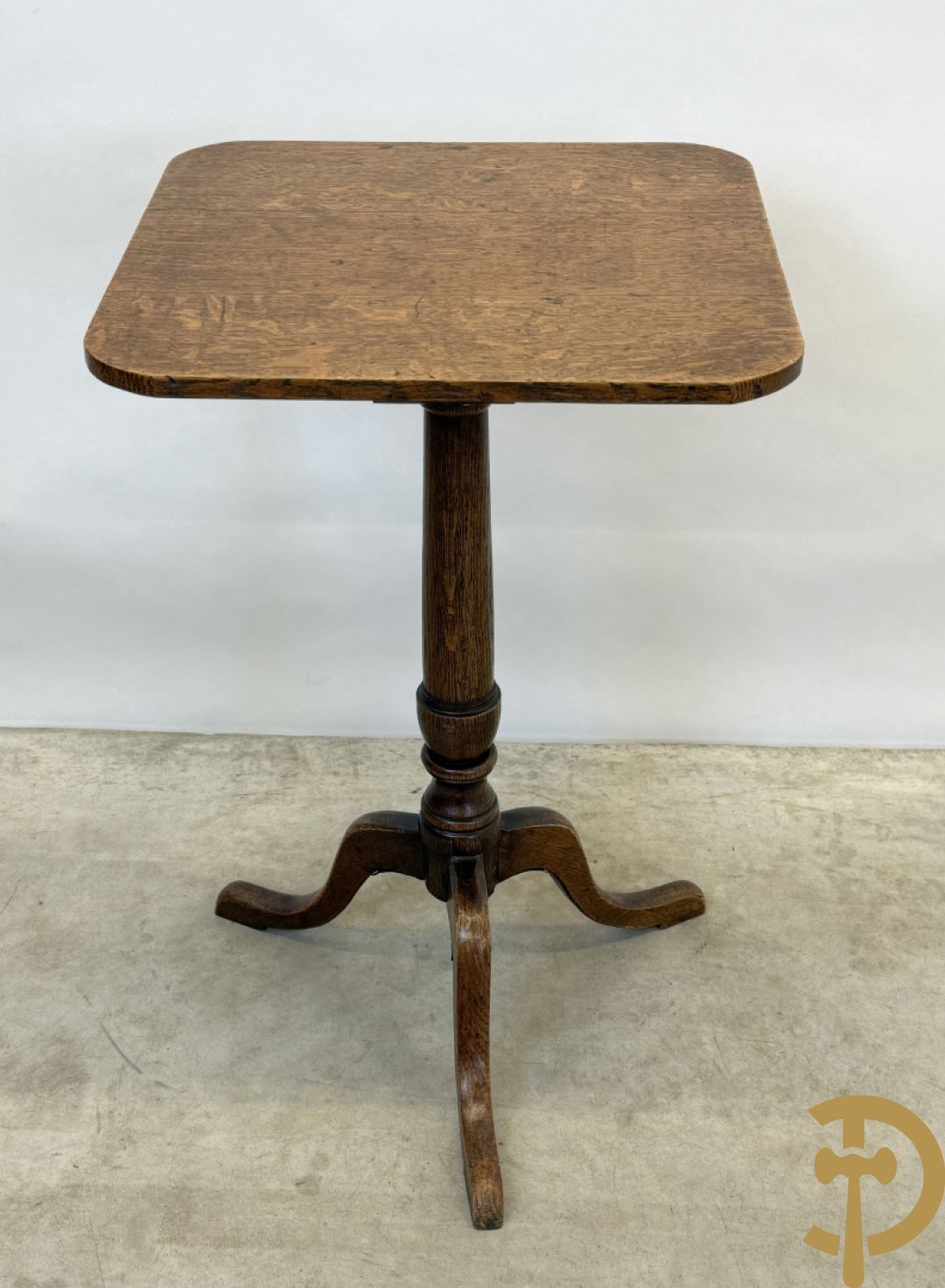 Engelse eiken ronde kantelbare flaptafel op Queen Anne poten + eiken bijzettafel op driepikkel