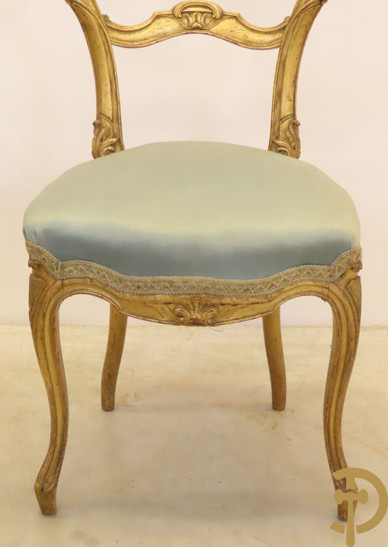 Gondelvormige notelaren armzetel Louis XV stijl met wangen op voluutvormige poten + 2 zwartgelakte Napoleon III stoelen + vergulde Louis XV stoel